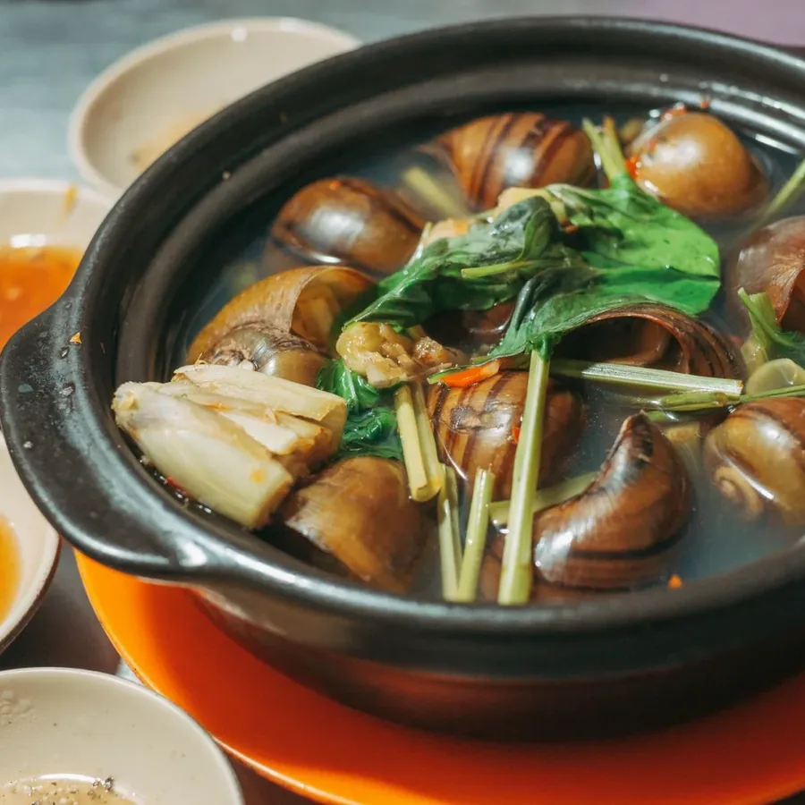 Bàn ăn tại Huỳnh Văn Cường